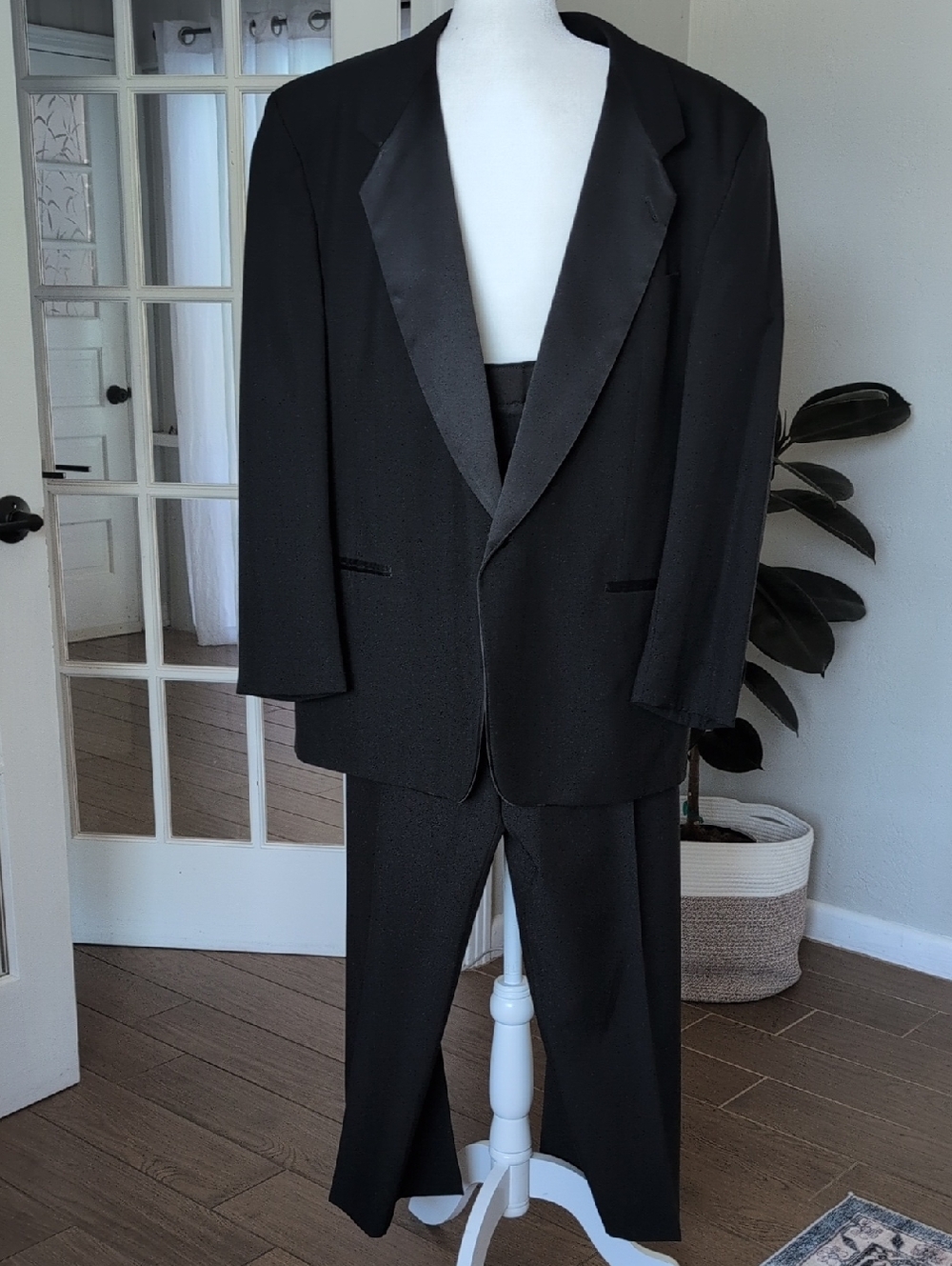 Mens Tuxedo Suit Set Neil Allyn. Blazer And Pleated Tuxedo Pants. 48 R Pants 40R